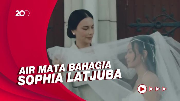 Momen Haru di Pernikahan Eva Celia dan Demas Narawangsa