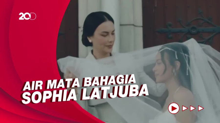 Momen Haru di Pernikahan Eva Celia dan Demas Narawangsa