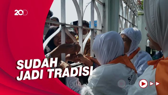 Ngalap Berkah, Warga Pati Ramai-ramai Antar Kerabat Pergi Haji