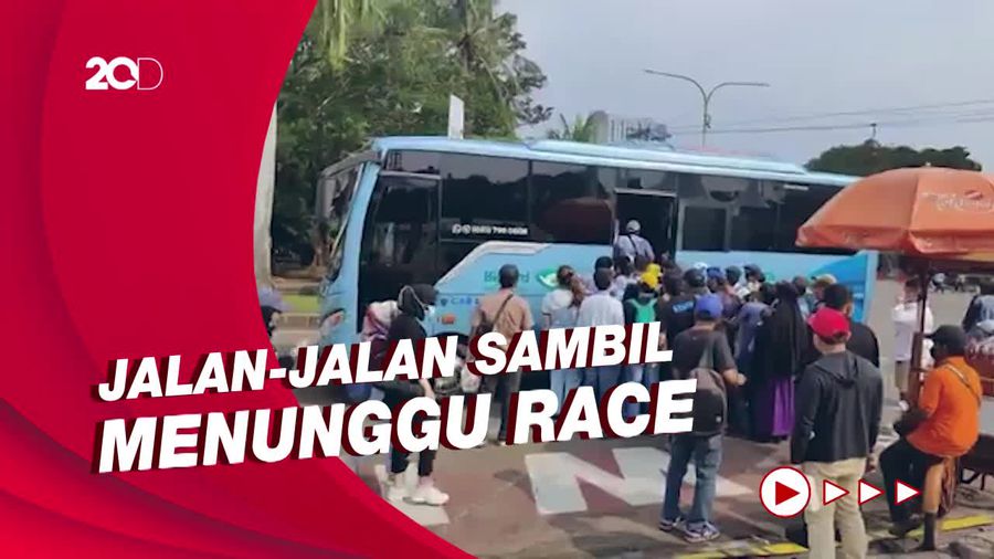 Jelang Race Formula E, Penonton Berdesakan Naik Shuttle Bus Gratis