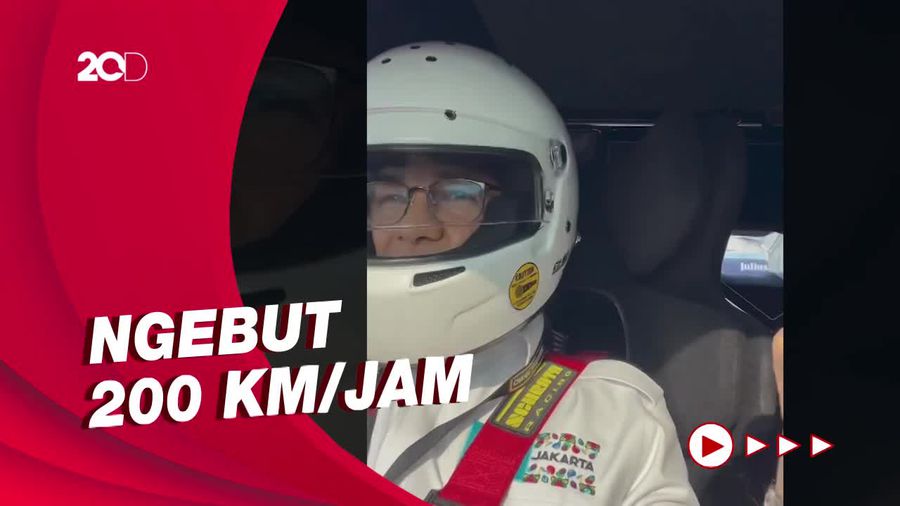 Melihat Ketegangan Anies Jajal Mobil Listrik Formula E