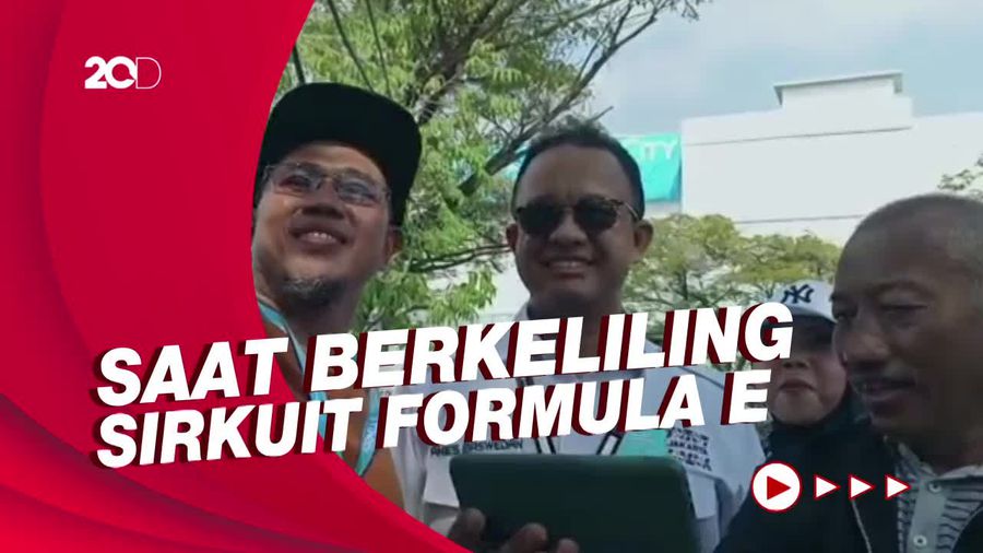 Kala Anies Jadi Sasaran Selfie Penonton Formula E
