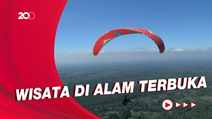 Menikmati Indahnya Gunung Wayang dengan Paralayang