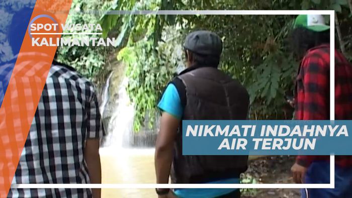 Panorama Air Terjun yang Dikelilingi Pohon Hiaju Disekelilingnya, Kalimantan