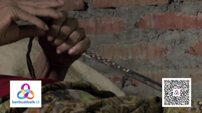 Jatuh dari Pohon, Pak Paekan Terbaring Lemah Ditemani Istri Penjual Tampah