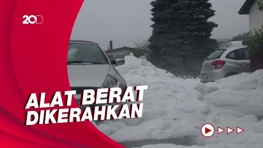 Penampakan Es Blokir Akses Jalan di Desa Jerman