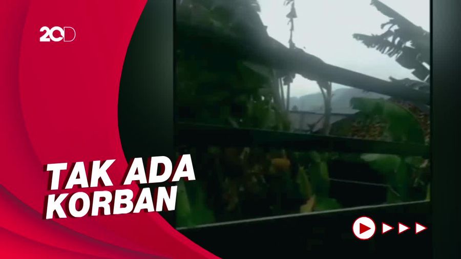 Detik-detik Angin Puting Beliung Rusak Rumah Warga di Puncak Bogor