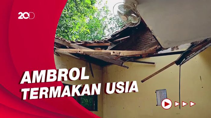 Atap SDN di Ponorogo Ambrol, Siswa Belajar di Perpustakaan