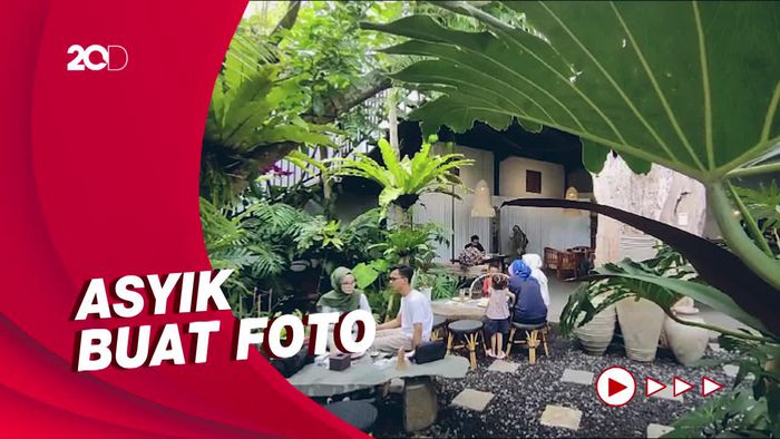 Menyantap Iga Bakar Lezat di Kafe Bernuansa Hutan
