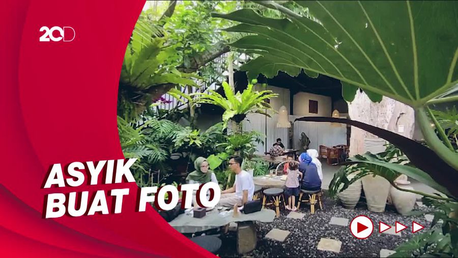 Menyantap Iga Bakar Lezat di Kafe Bernuansa Hutan