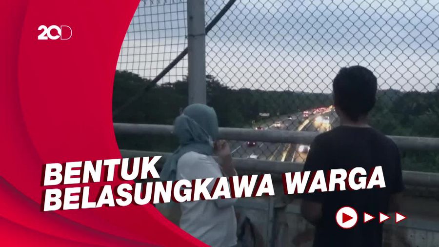 Kala Warga Rela Menanti Rombongan Eril Melintas dari Atas Jembatan Tol
