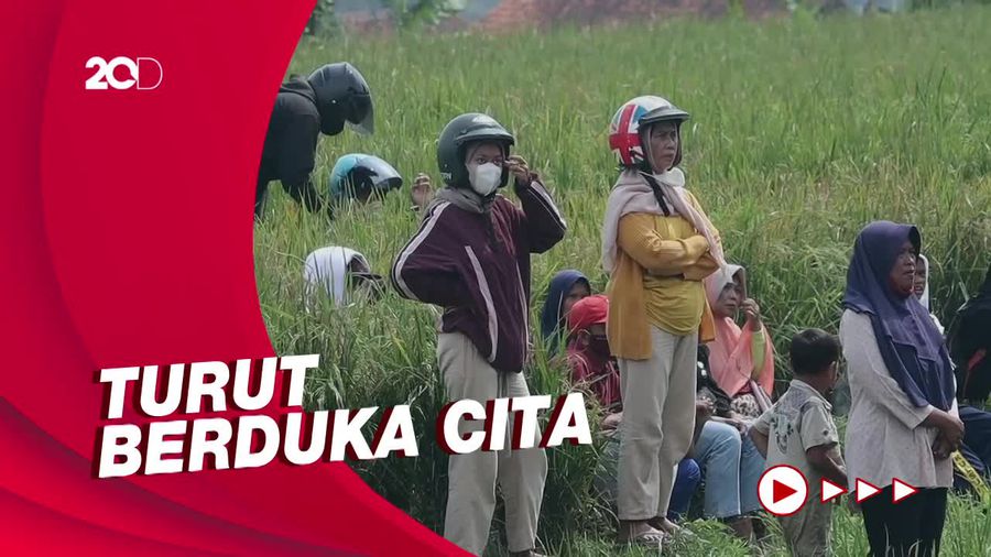 Saat Warga Saksikan Pemakaman Eril dari Area Sawah