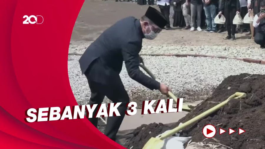Detik-detik Ridwan Kamil Masukan Tanah Pertama ke Liang Lahad Eril