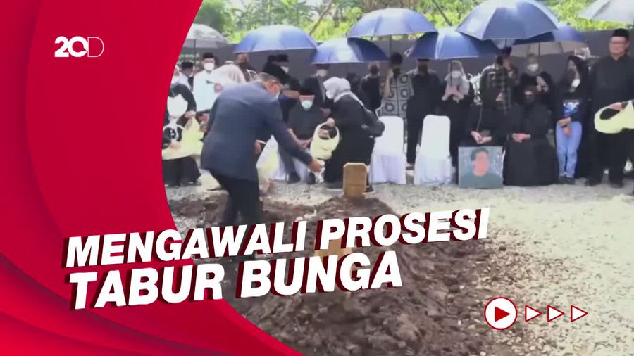 Momen Ridwan Kamil dan Istri Tabur Bunga di Pusara Eril