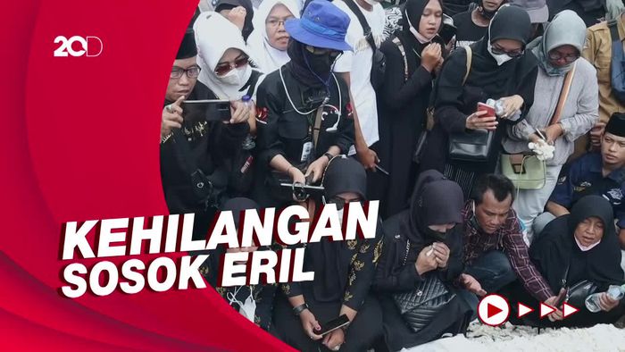 Isak Tangis Warga di Makam Eril