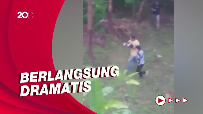 Momen Warga Tolong Bayi dan Pemotor yang Jatuh di Jembatan Bagbagan
