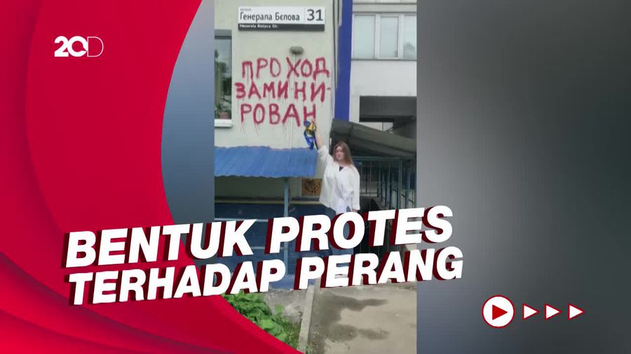 Gaya Siswa di Ukraina, Bikin Foto Kelulusan di Tengah Puing Bangunan
