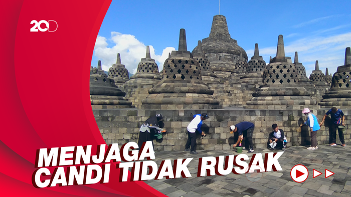 Resik-resik Candi Borobudur untuk Peringati Hari Purbakala