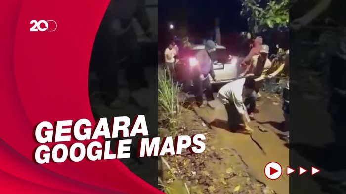 Warga Evakuasi Mobil yang Nyasar ke Pemakaman di Subang