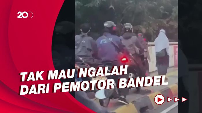 Viral 2 Perempuan Jalan Santai Halangi Pemotor yang Naik Trotoar!