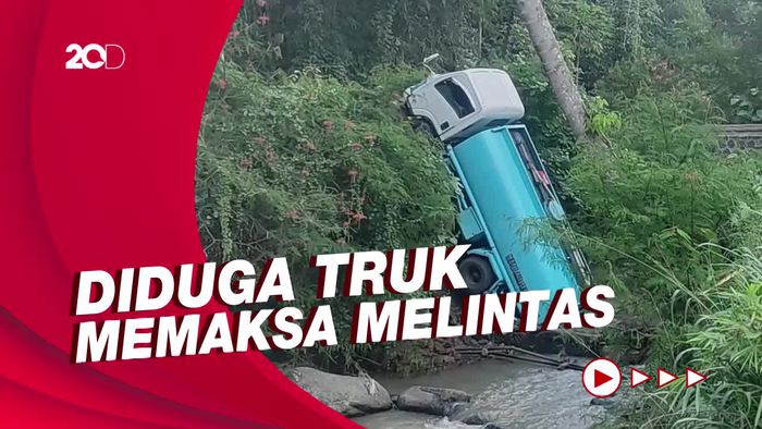 Jembatan di Cianjur Ambruk, Truk Angkut Air Minum Jatuh ke Sungai