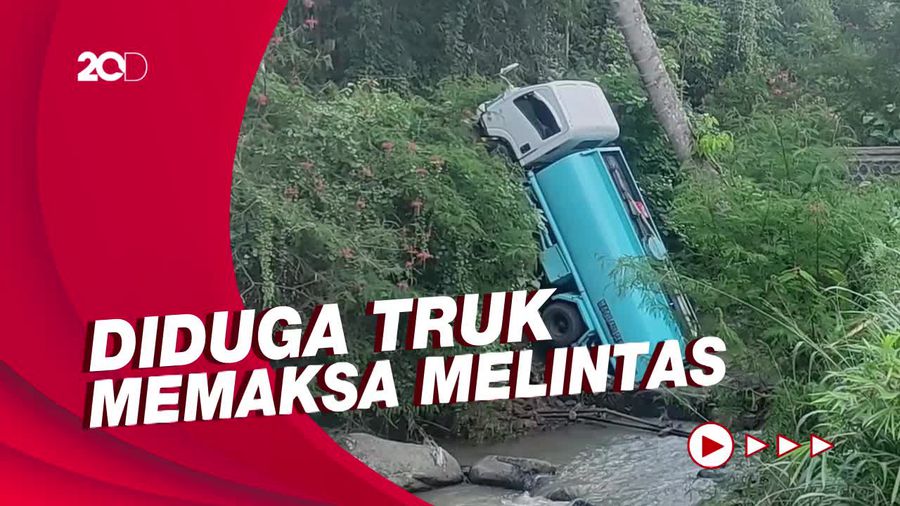Jembatan di Cianjur Ambruk, Truk Angkut Air Minum Jatuh ke Sungai