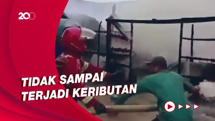 Viral Warga Rebut Selang Damkar Saat Padamkan Api di Kaltim