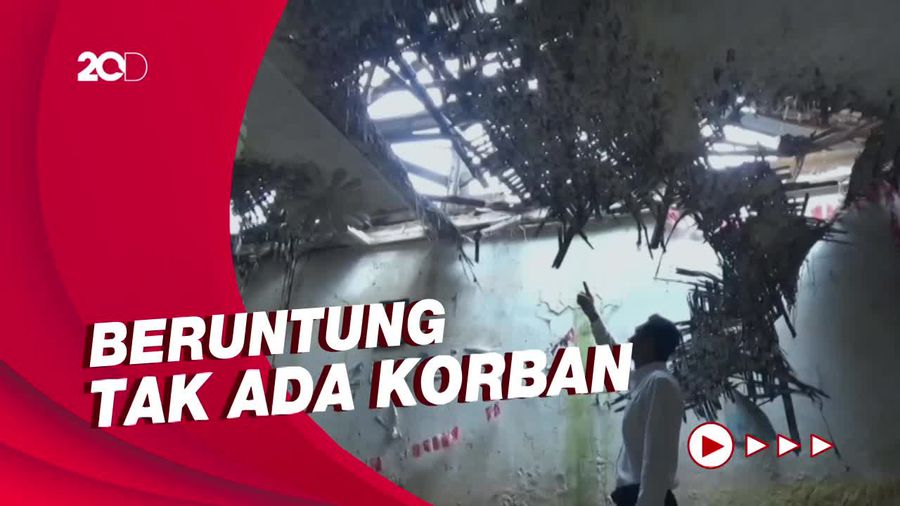 Diguyur Hujan Deras, Atap 2 Ruang Kelas SD di Cianjur Ambruk Diguyur Hujan Deras, Atap 2 Ruang Kelas SD di Cianjur Ambruk