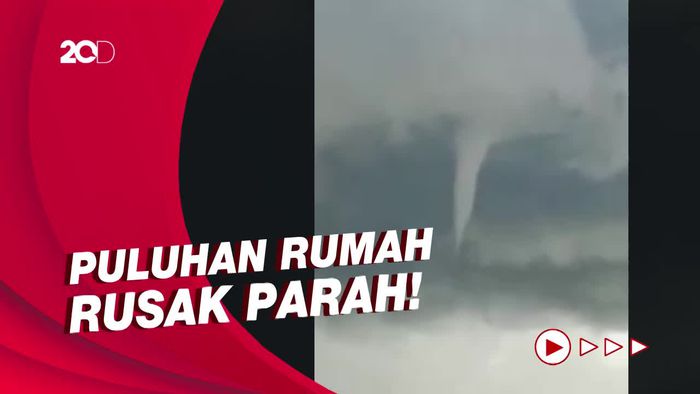 Detik-detik Puting Beliung Sapu Perkampungan di Maros Sulsel