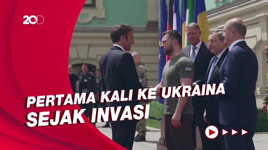 Pelukan Macron untuk Zelensky saat Injakan Kaki ke Ukraina