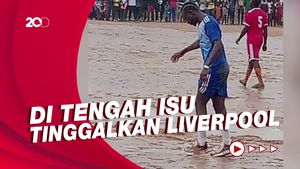 Pulang Kampung ke Senegal, Sadio Mane Main Bola di Lapangan Berlumpur