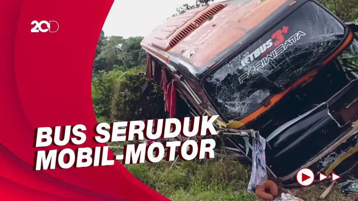 Kondisi Belasan Kendaraan Usai Diseruduk Bus Pariwisata di Bali