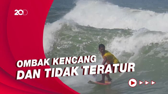 Keseruan Puluhan Peselancar Lomba Surfing di Pantai Parangtritis