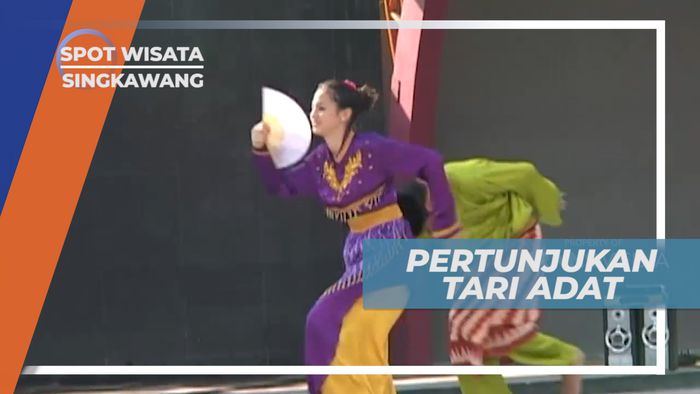Menari Tarian Adat di Atas Panggung, Singkawang