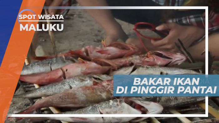 Bakar Ikan Segar Pinggir Pantai, Maluku