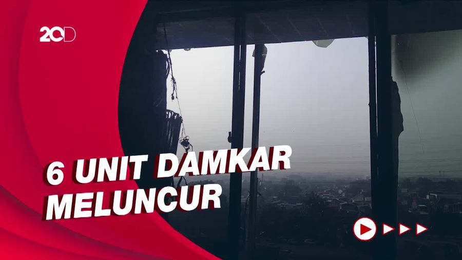 Kaca Dipecahkan saat Padamkan Api di Lantai 5 Gedung ASABRI