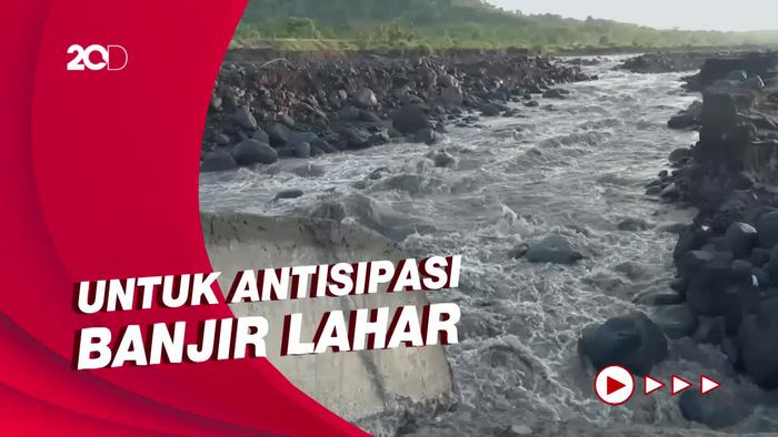Tanggul Penghambat Banjir Lahar Gunung Semeru Sepanjang 50 M Ambrol
