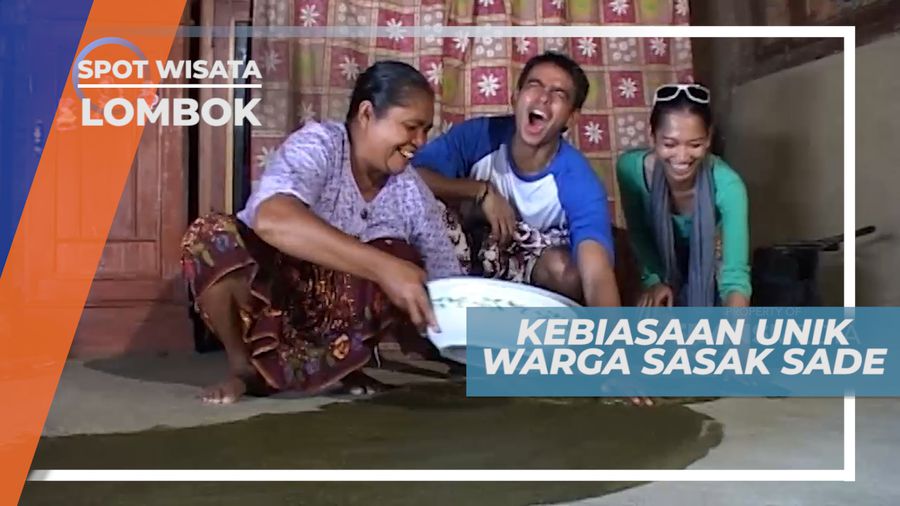 Tradisi Memperkuat Lantai Rumah Warga Desa Sasak Sade, Lombok