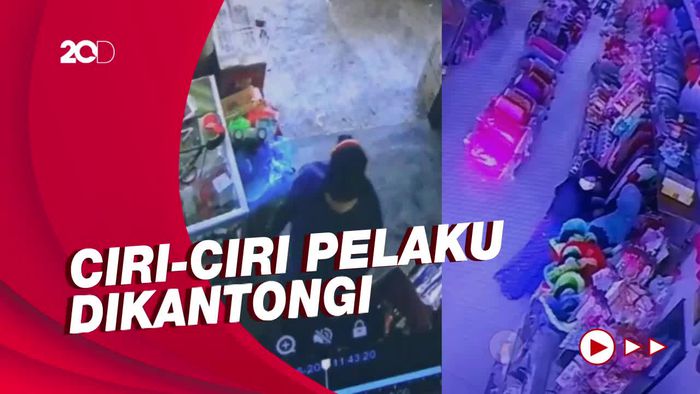 Terekam CCTV! Emak-emak Berhijab Curi 2 Toko Mainan di Probolinggo