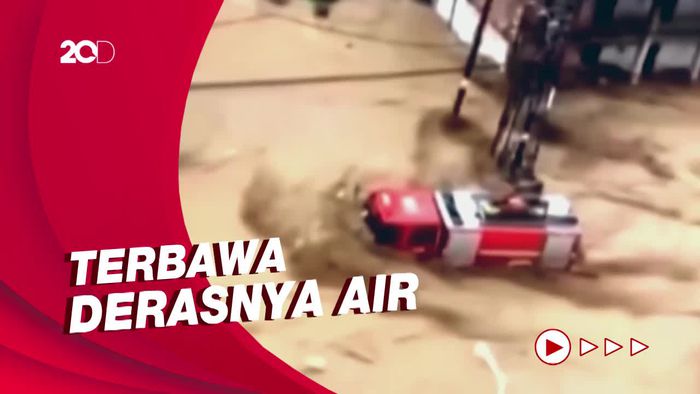Ngeri! Detik-detik Mobil Damkar Terseret Banjir di China