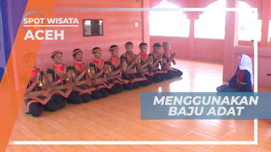 Mengikuti Tari Saman dengan Menggunakan Pakaian Adat, Aceh