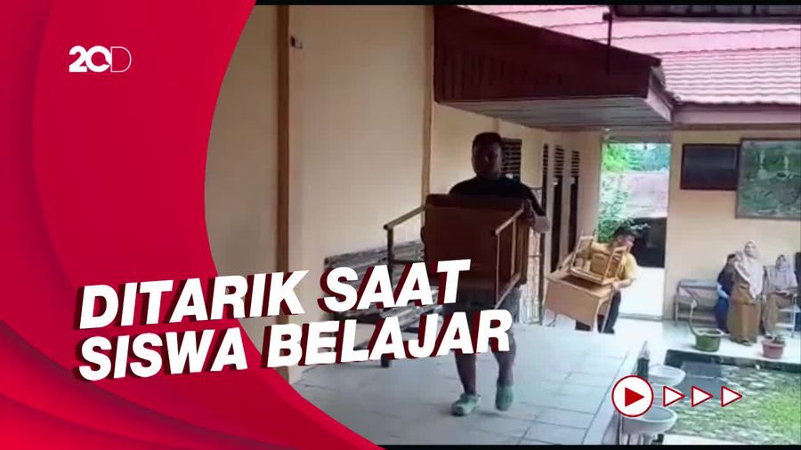 Momen Vendor Tarik Meja-Kursi Sekolah di Riau Gegara Disdik Belum Bayar