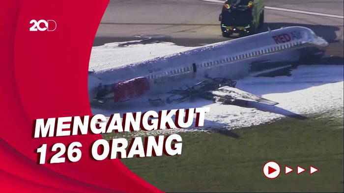 Penampakan Pesawat Berpenumpang Terbakar Hebat di Bandara Miami