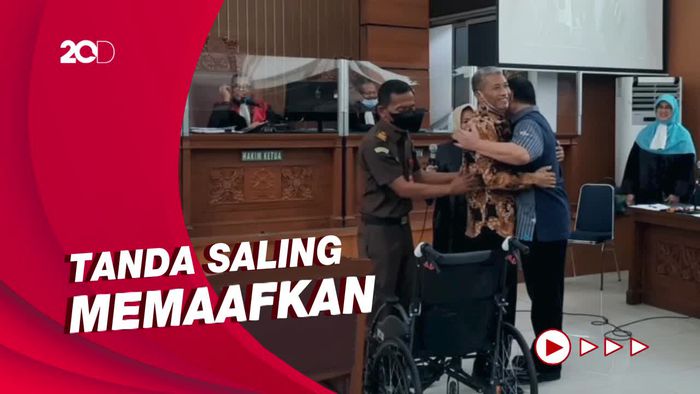 Momen Kace dan Irjen Napoleon Berpelukan di Sidang