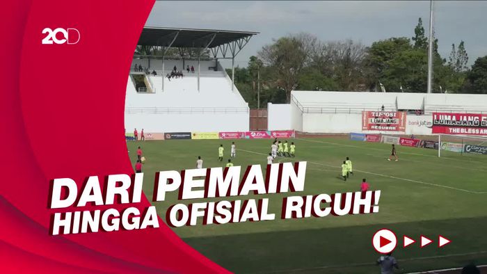 Ricuh Pertandingan Bola Porprov Jatim, Pemain 2 Tim Baku Hantam!