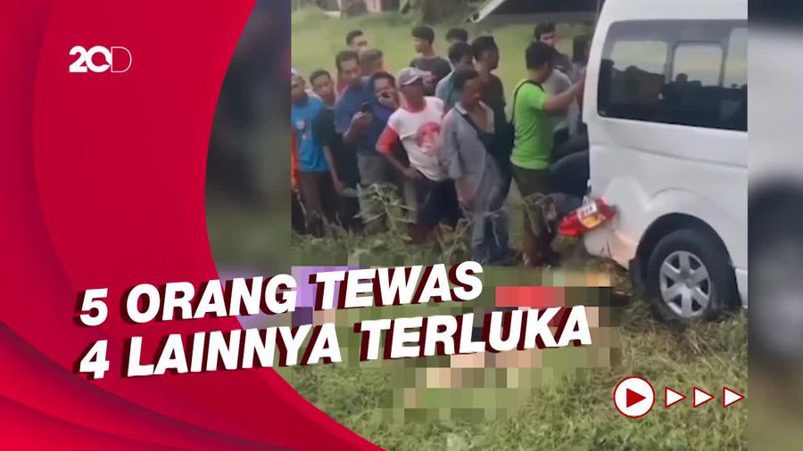 Momen Evakuasi Korban KA Vs Bus Travel di Sumut