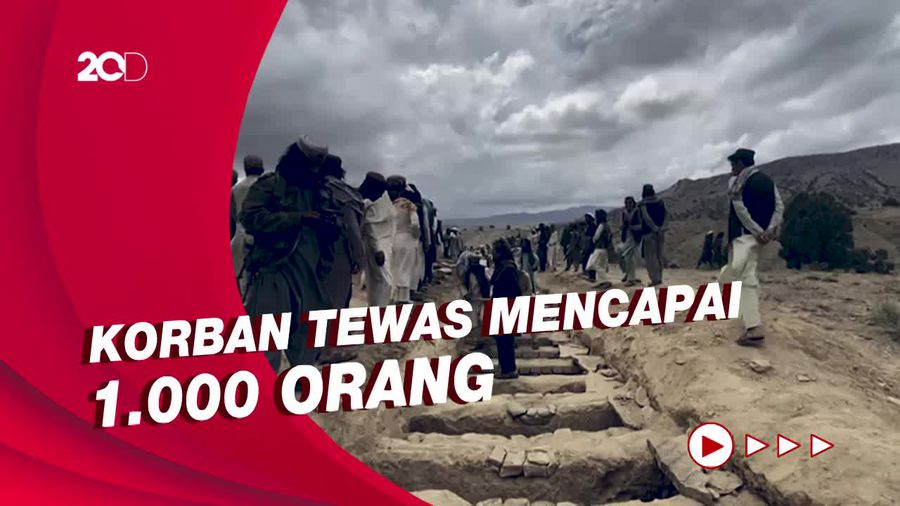 Pilu Warga Afghanistan Kuburkan Keluarga Korban Gempa
