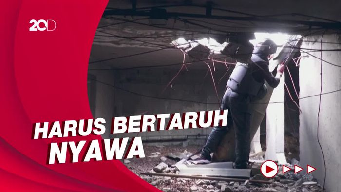 Deg-degan! Penjinak Bom Evakuasi Rudal Seberat 500 Kg di Ukraina