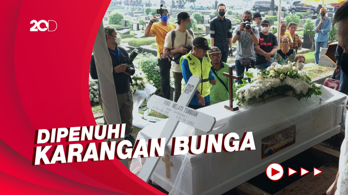 Langit Menangis Iringi Pemakaman Artis Senior Rima Melati