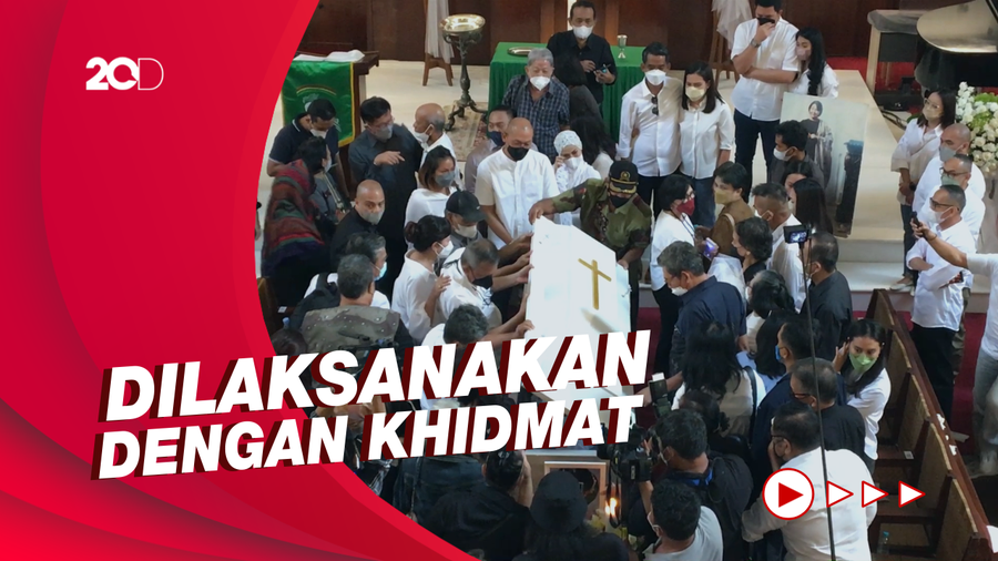 Suasana Ibadah Pelepasan dan Upacara Tutup Peti Mendiang Rima Melati